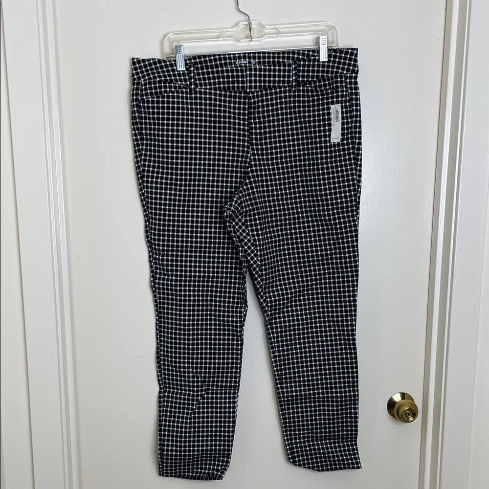 Old Navy Women's Black and White Checkered Cropped Pants